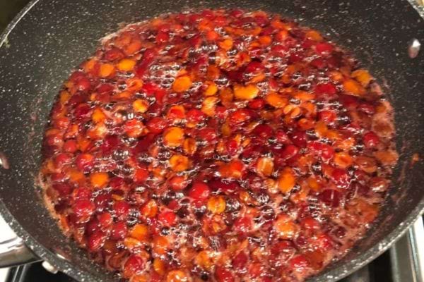 de la confiture liquide dans une poele