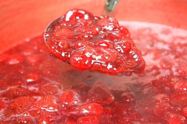 de la confiture de fraises liquide