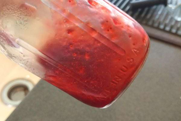 de la confiture trop liquide dans un pot