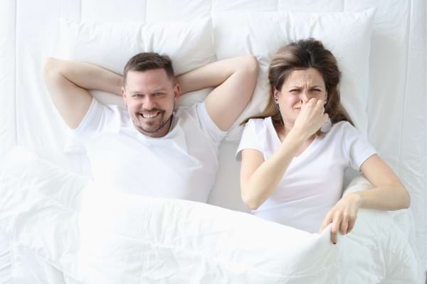 Un couple au lit qui pète 