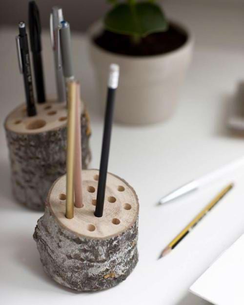 Un tronc d'arbre transformé en rangement pour crayons 