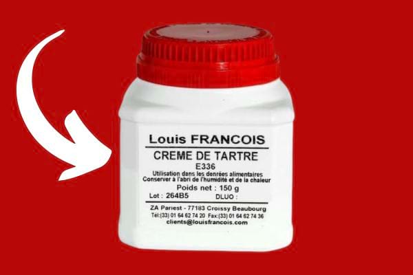 De la crème de tartre sur un fond rouge avec une flèche blanche