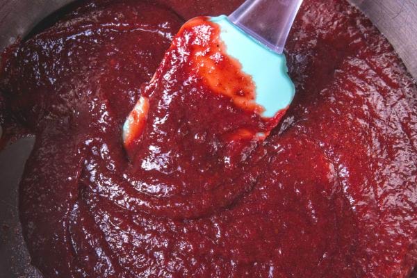 de la confiture rouge épaisse dans une casserole