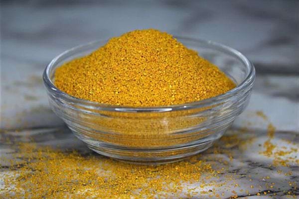 Du curcuma dans un petit récipient en verre 