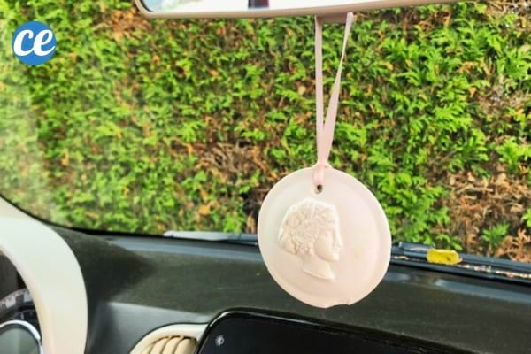 objet rond en terre cuite suspendu au rétroviseur pour parfumer la voiture
