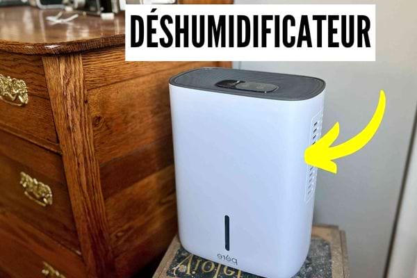 Un d&eacute;shumidificateur sur un tabouret 