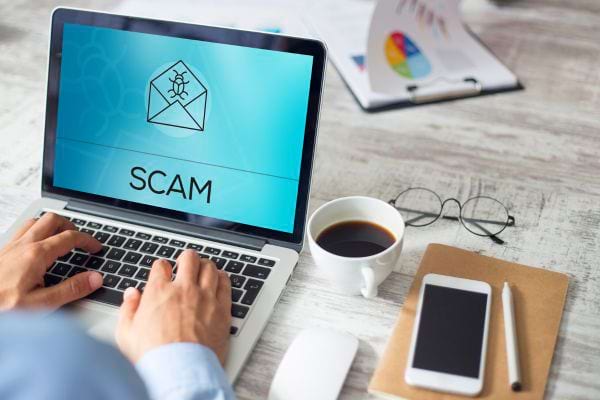 un écran d'ordinateur avec Scam