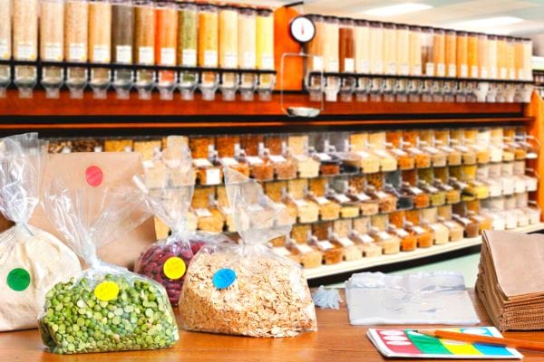 Un grand espace alimentaire avec des sachets remplis de céréales 