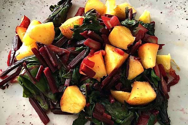 Une poêlée de fanes de betterave dans une assiette