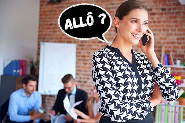 Une femme au t"éléphone dans un bureau avec un haut professionnel noir et blanc avec un icône qui dit "Allô"