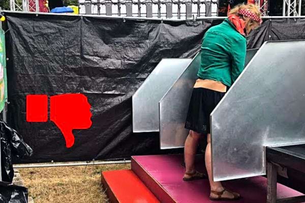 Une femme faisant pipi debout