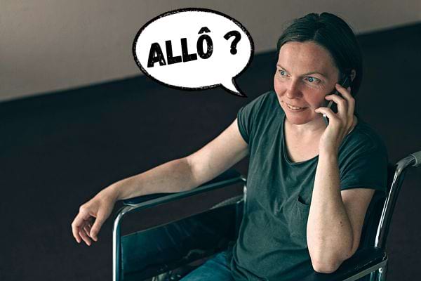 Une femme sur une chaise roulante au téléphone avec un icône qui dit "Allô"