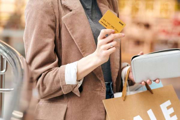 une femme fait du shopping avec sa carte bleue