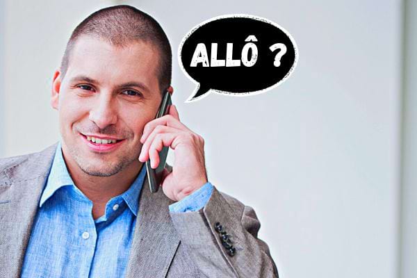 Un homme en chemise bleue au téléphone avec un icône qui dit "Allô"