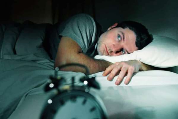 Un homme qui a des réveils nocturnes à cause du gros intestin