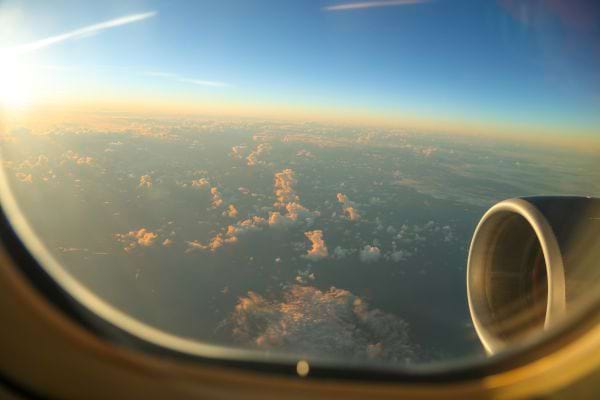 vue d'un avion avec un hublot ouvert