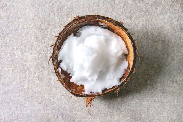 huile de coco dans une noix de coco