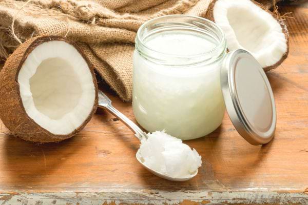 noix de coco et huile de coco dans un pot en verre