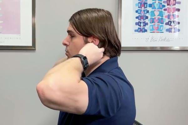 Des massages à la base du crâne pour soulager les migraines en 30 secondes.