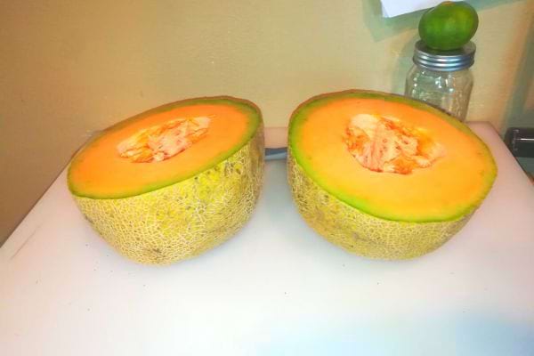 Un melon coupé en deux parties 