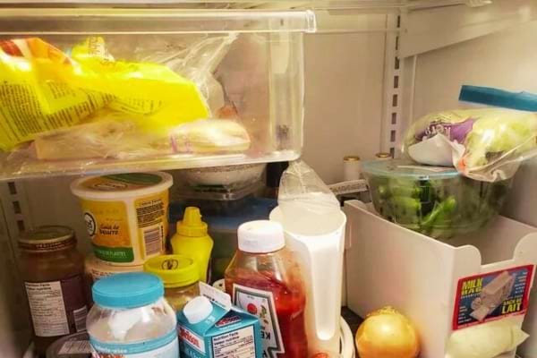 un frigo à froid statique avec des aliments à l'intérieur