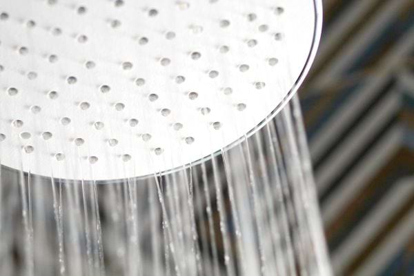 un pommeau de douche