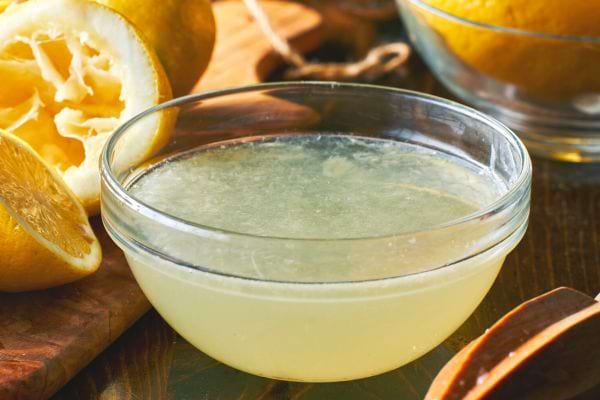 un jus de citron dans une coupelle