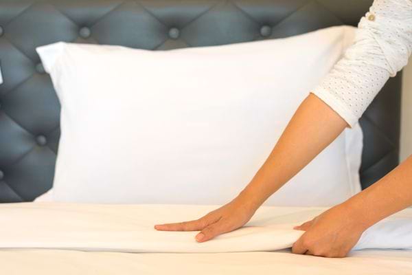 Une personne faisant un lit