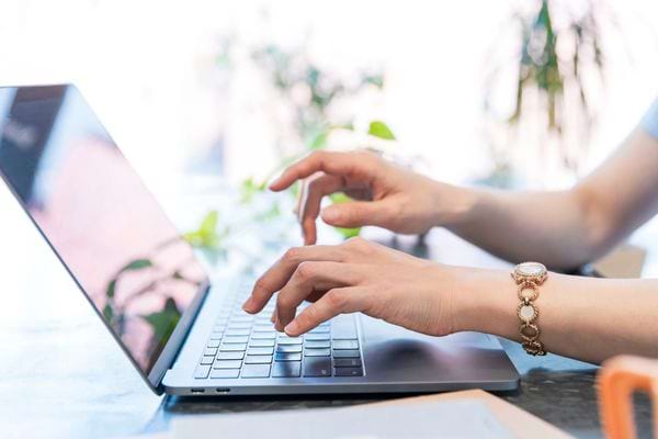 Une personne travaillant sur son ordinateur 