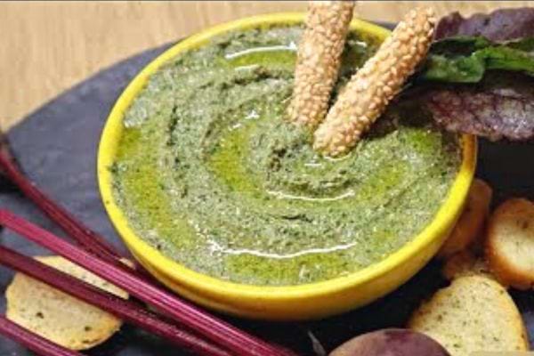 Du pesto de fanes de betterave avec des petites friandises dedans et à côté