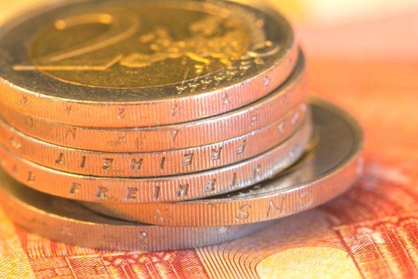 une pile de pièces de 2 €