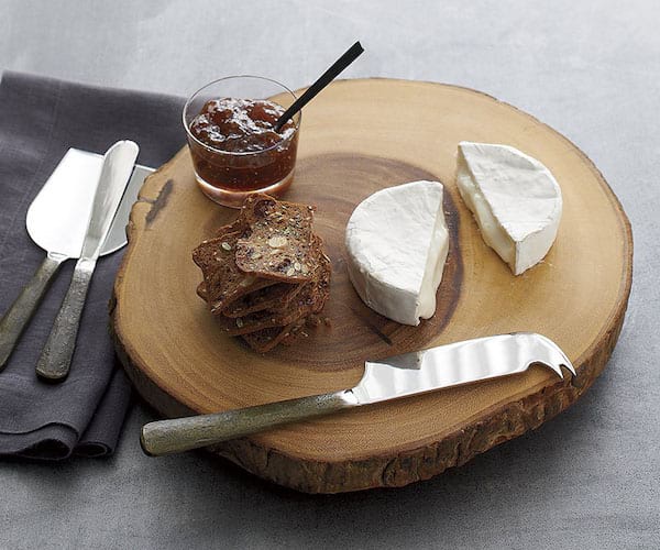 Un tronc d'arbre transformé en plateau à nourriture 