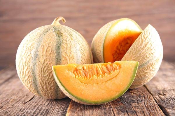 Deux melons avec un qui est coupé en tranche 