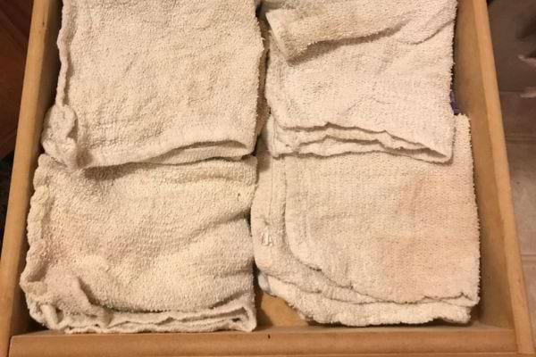 Plusieurs torchons blancs dans un tiroir 