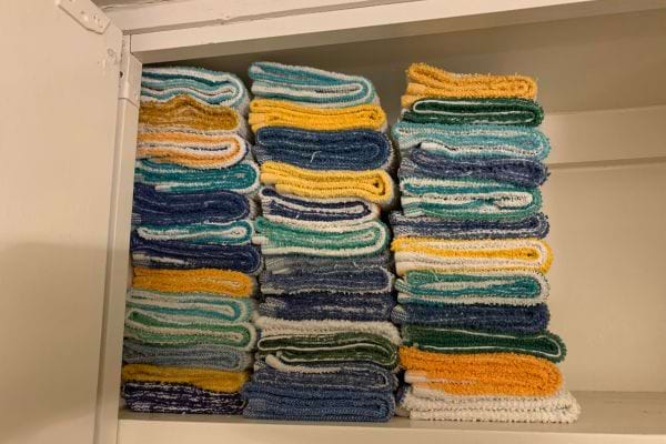 Plusieurs torchons pliés dans un placard 