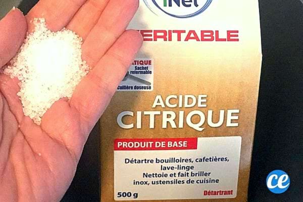 Une personne ayant de la poudre d'acide citrique dans sa main