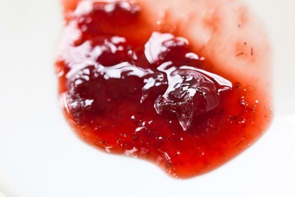 de la confiture de fraises sur une assiette blanche