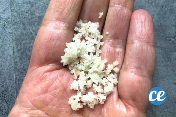 Une personne ayant du sel à l'intérieur de sa main