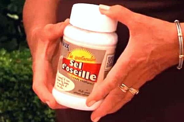 Une personne tenant du sel d'oseille dans ses mains