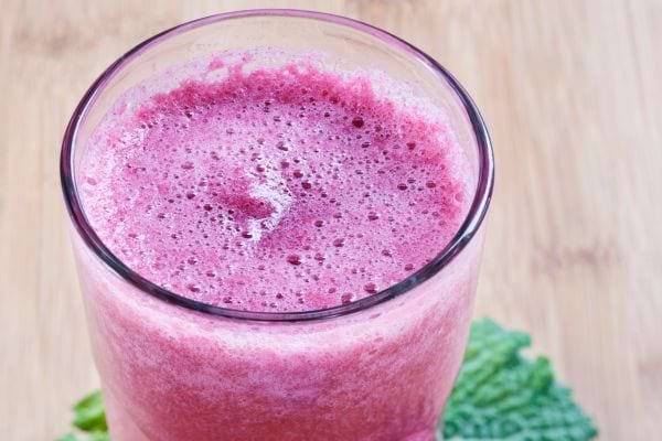 Un smoothie à base de betterave dans un verre