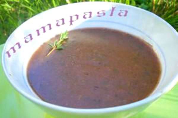 De la soupe de fanes de betterave dans un bol blanc en pleine nature