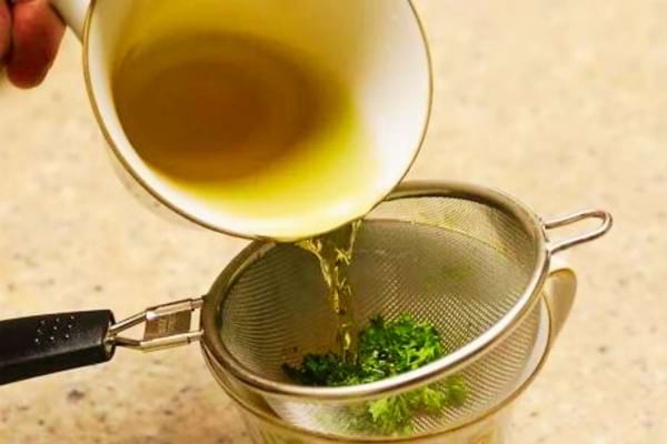 Du thé au persil pour lutter contre les pieds gonflés