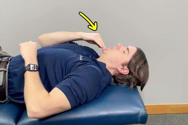 Une traction cervicale en position allongée sur le dos pour soulager les migraines.