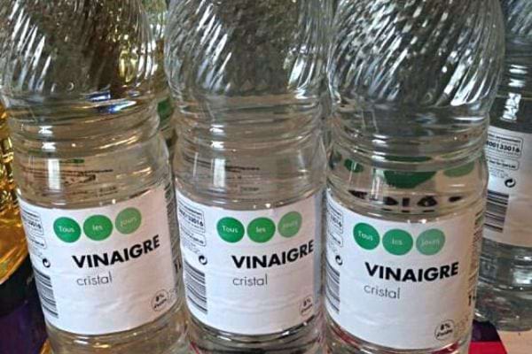 Trois bouteilles de vinaigre blanc