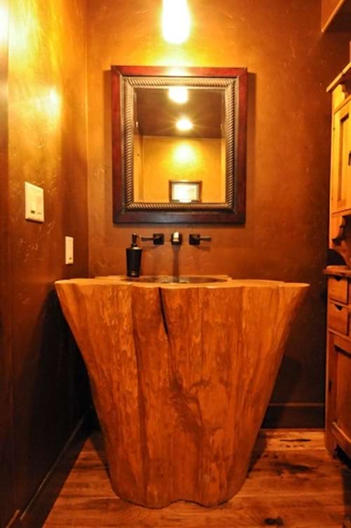 Un tronc d'arbre transformé en lavabo