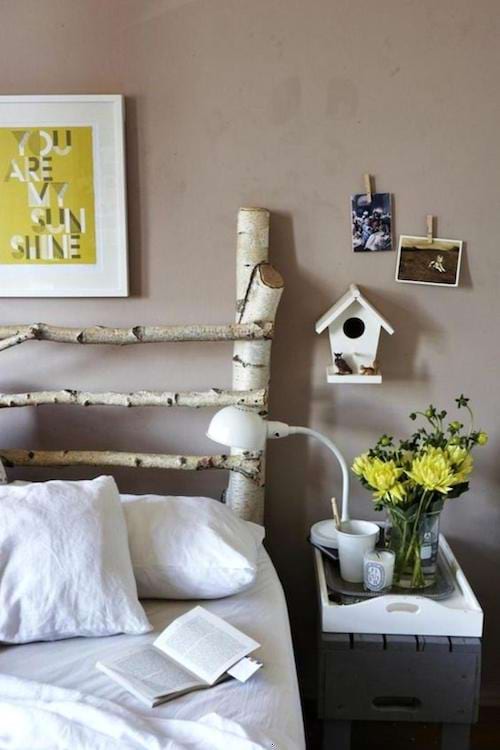 Un tronc d'arbre transformé en tête de lit 