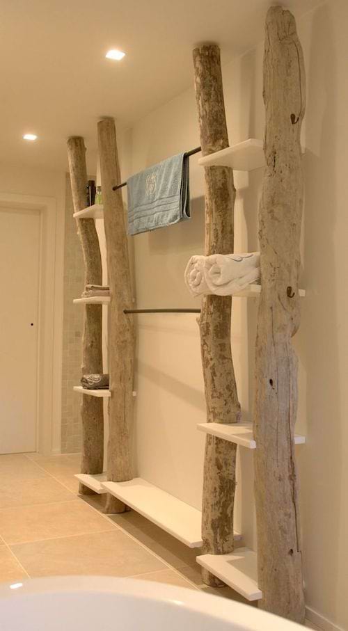 Un tronc d'arbre transformé séchoir avec plusieurs colonnes 