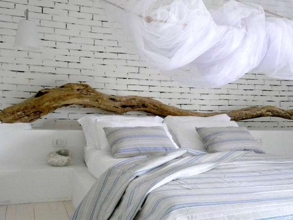 Un tronc d'arbre transformé en tête de lit 
