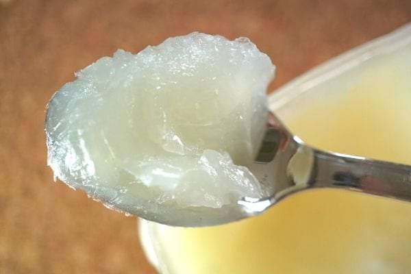 De la vaseline sur une cuillère à café