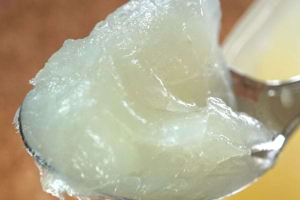 De la vaseline sur une cuillère à café
